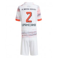 Bayern Munich Dayot Upamecano #2 Replika babykläder Bortaställ Barn 2025-26 Kortärmad (+ korta byxor)